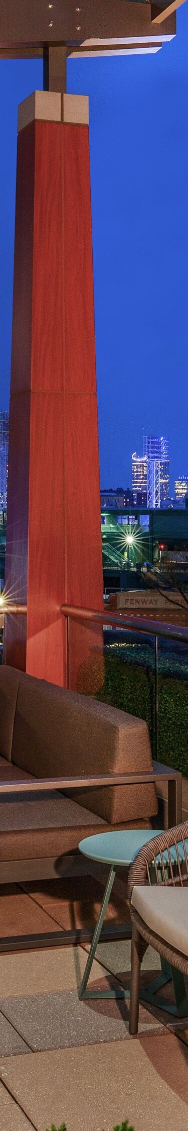 Asientos en la azotea con vistas a Fenway Park al anochecer