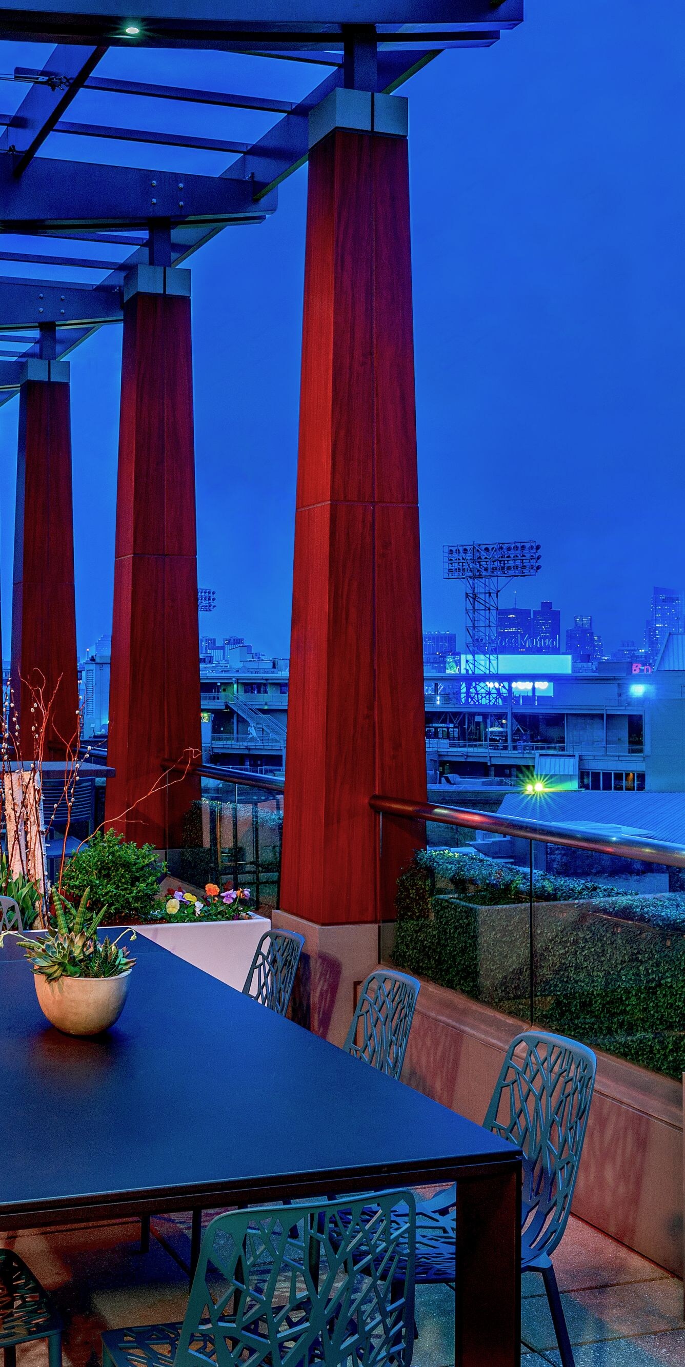 Terraza en la azotea con el horizonte urbano de Boston por la noche