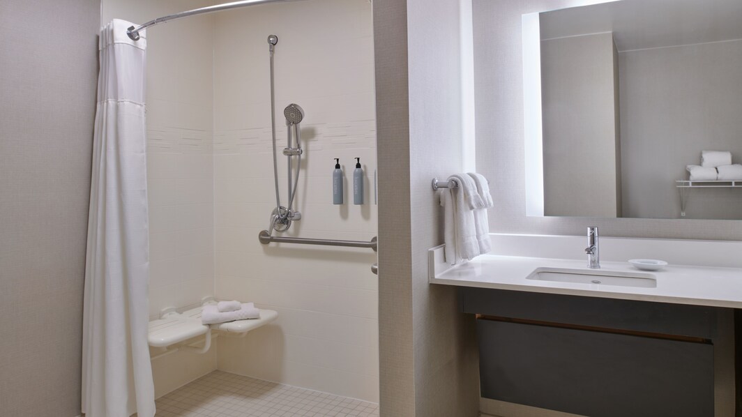 バスルームのADA (アメリカ障害者法) 規格の車椅子用シャワー