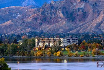 Foto del hotel con vista al río y la montaña