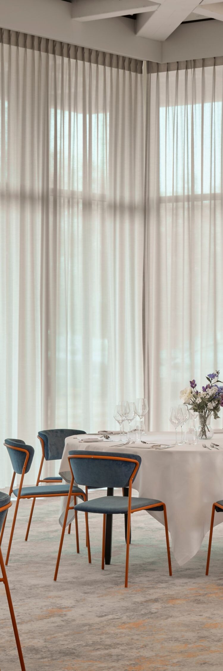 ampia sala per banchetti occupata da tavoli rotondi