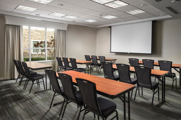 Meeting room with tables in classrooms style setup