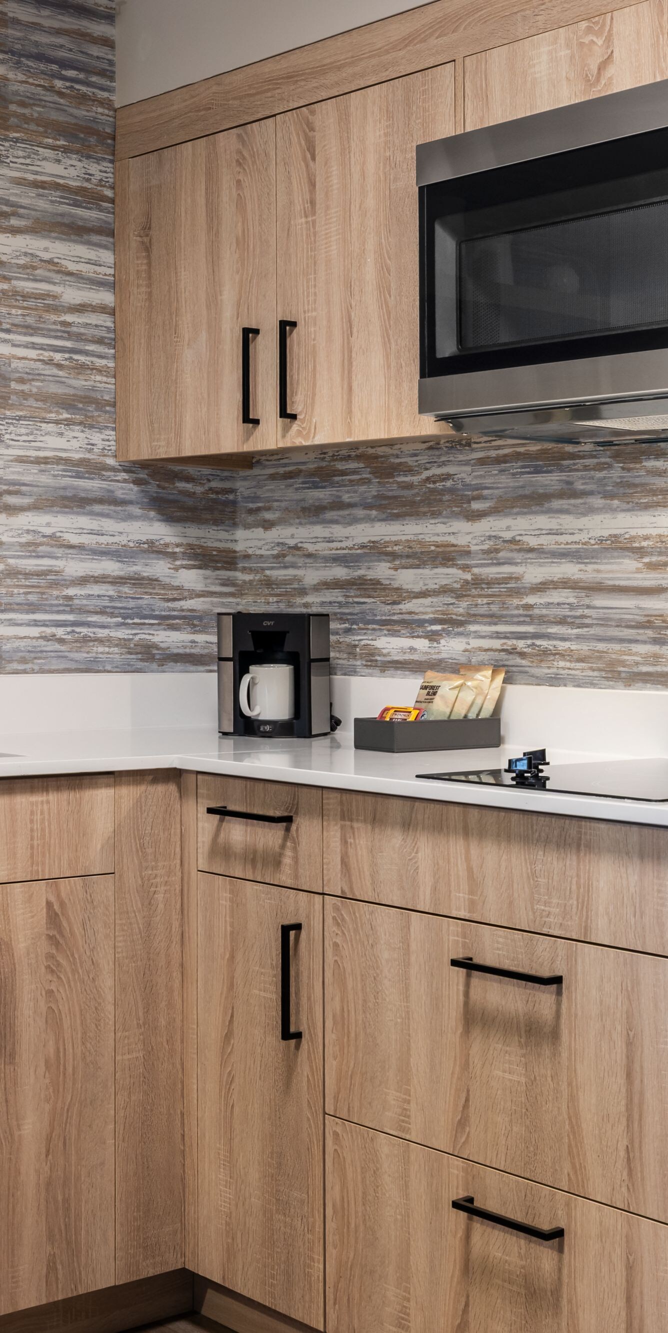 Fully equipped kitchen with cooktop