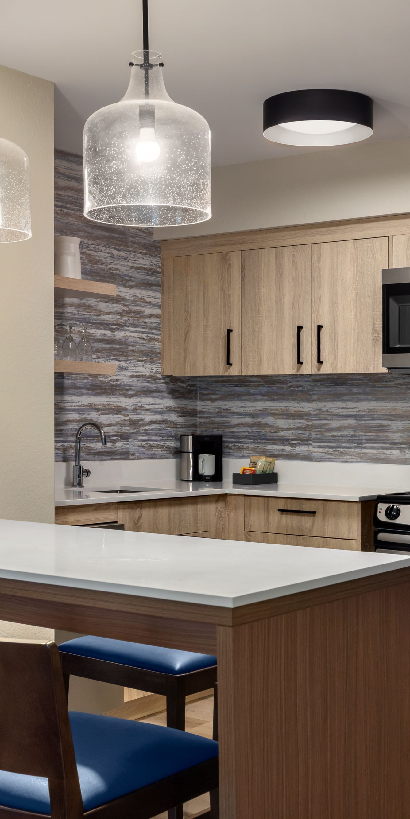 Full kitchen with breakfast bar