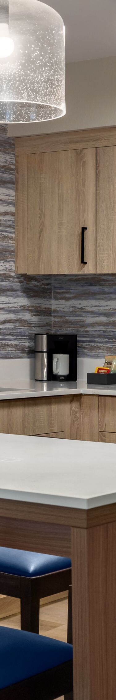 Full kitchen with breakfast bar