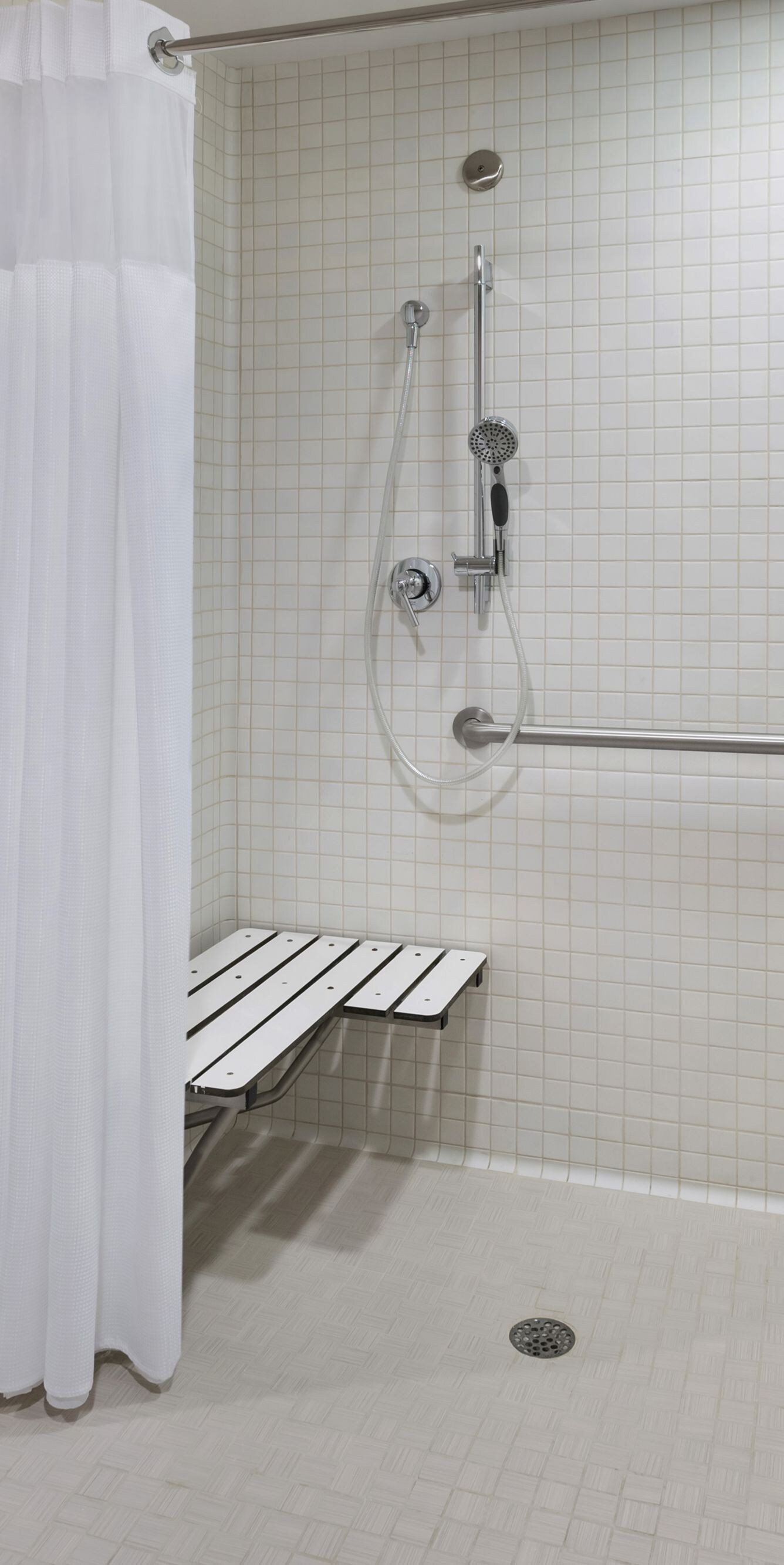 Baño con instalaciones para personas con necesidades especiales con ducha con acceso para sillas de ruedas