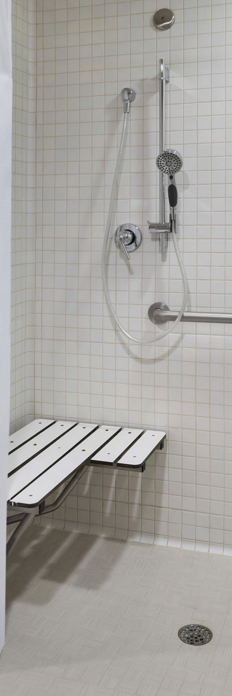 Baño con instalaciones para personas con necesidades especiales con ducha con acceso para sillas de ruedas