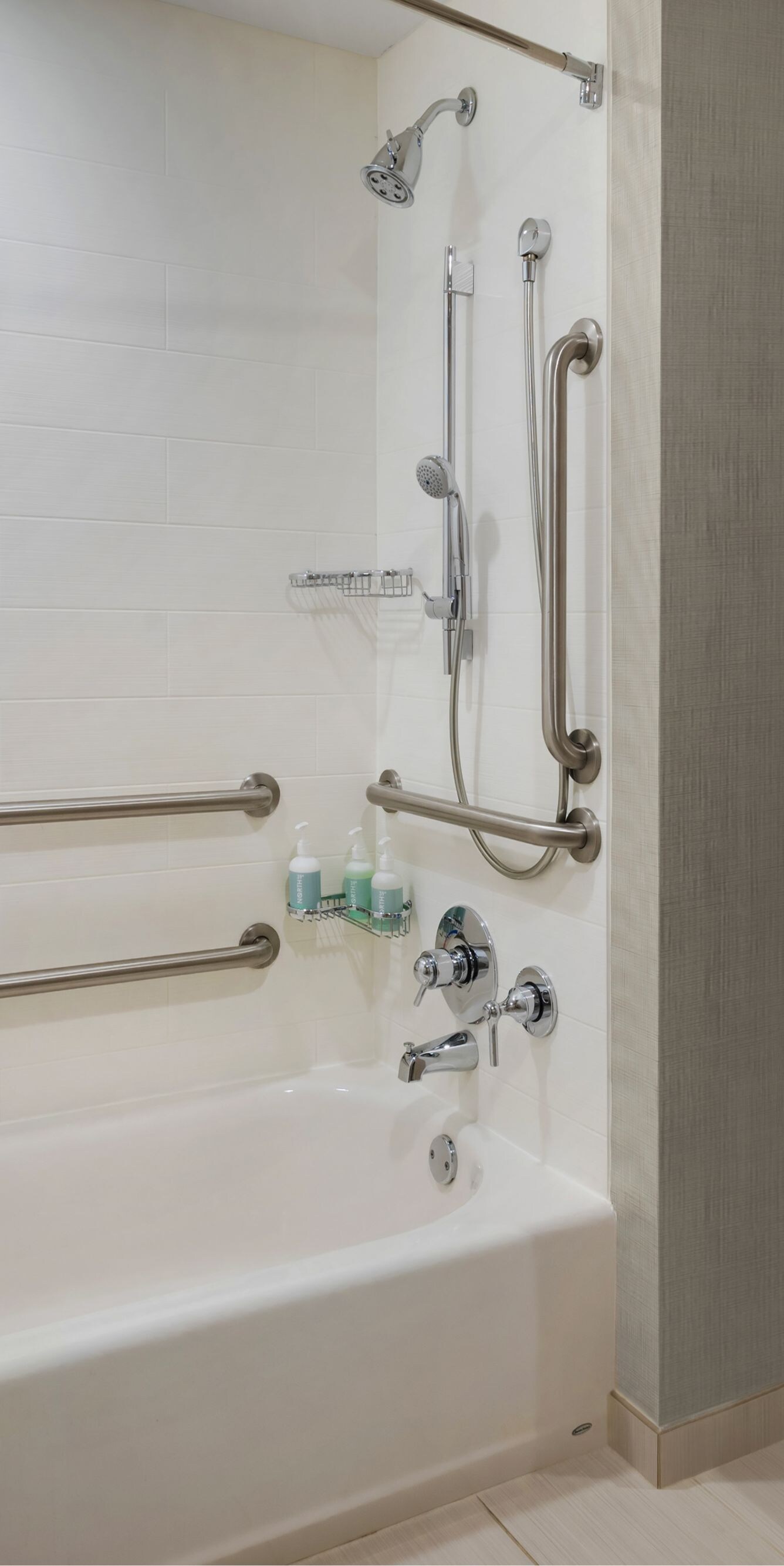  Bañera con instalaciones para personas con necesidades especiales con barra de apoyo 