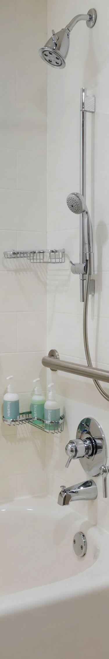  Bañera con instalaciones para personas con necesidades especiales con barra de apoyo 
