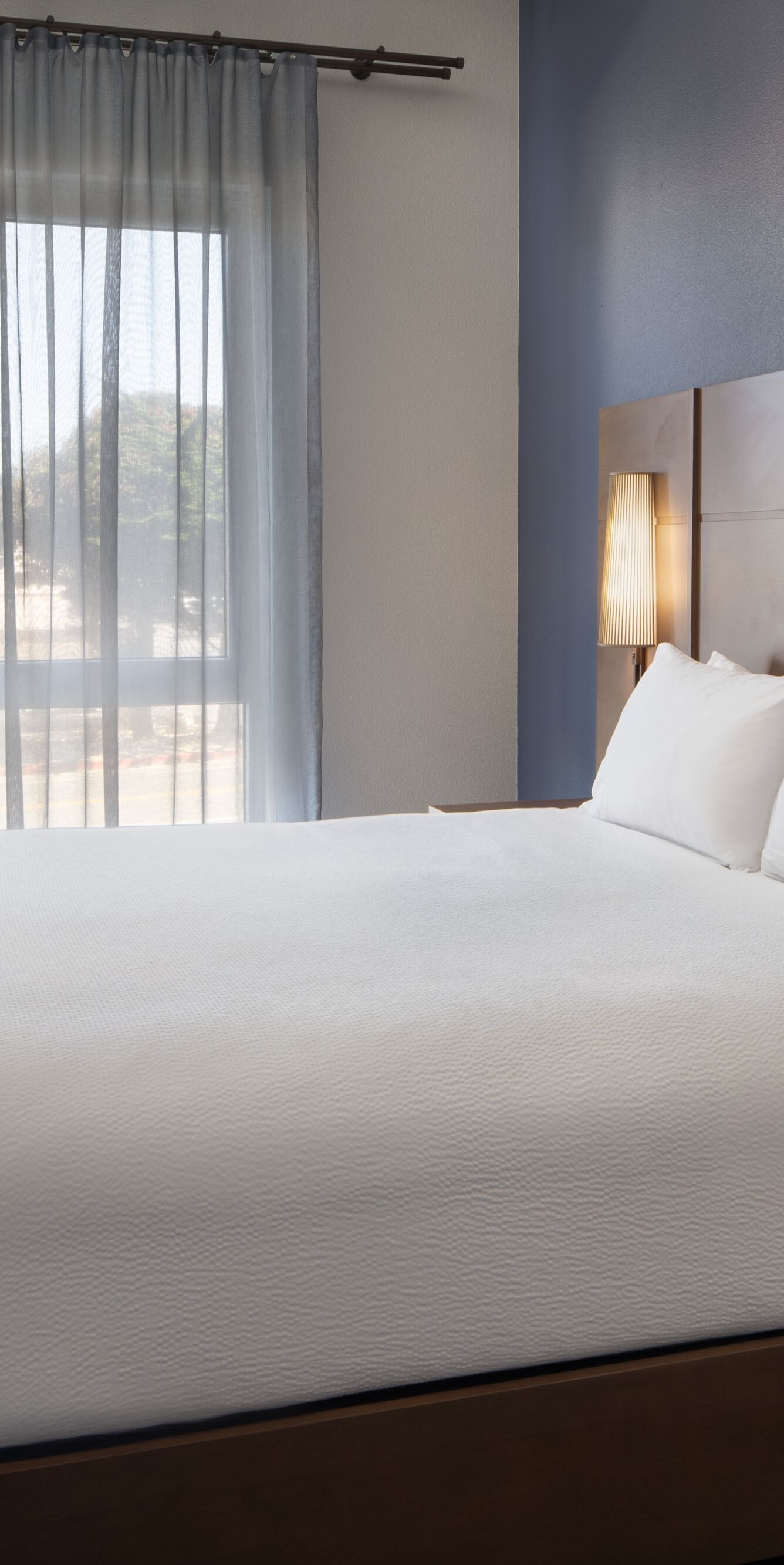 King guest room with modern design