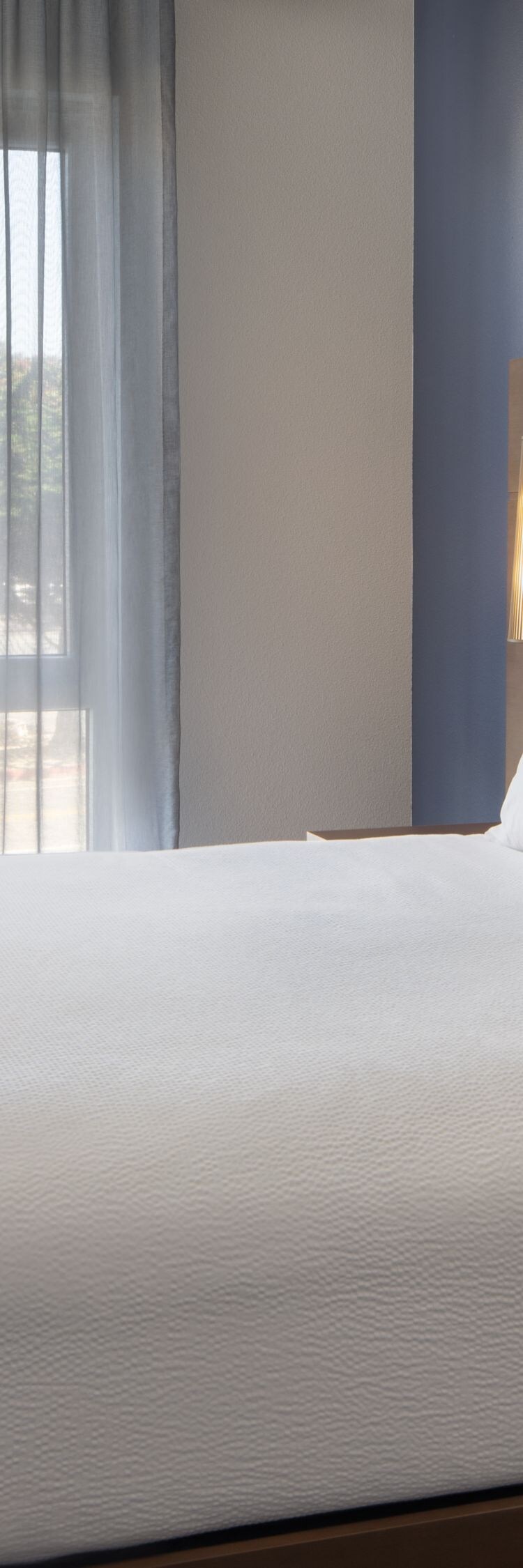 King guest room with modern design
