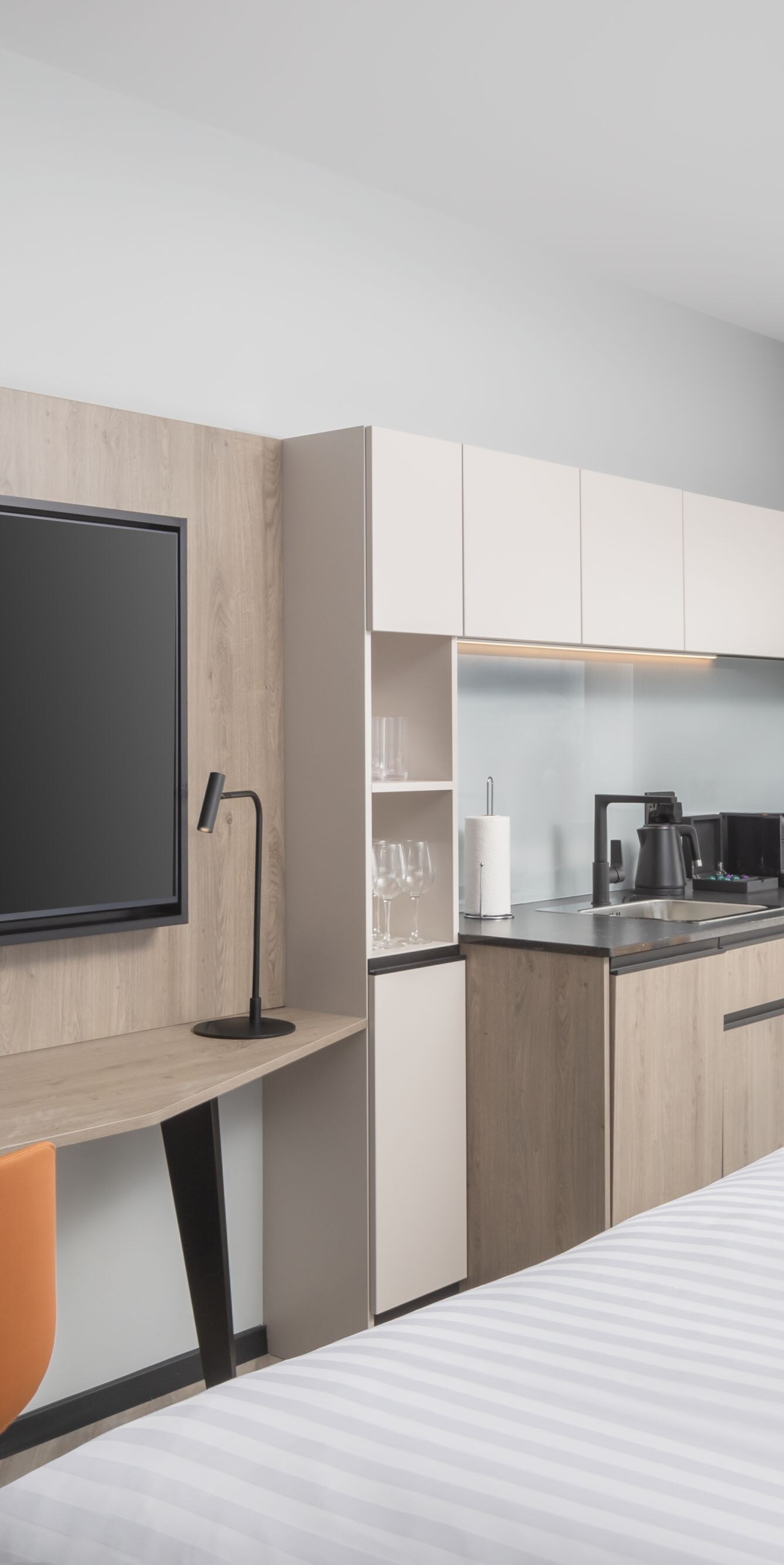 Studio Suite Kitchenette & TV