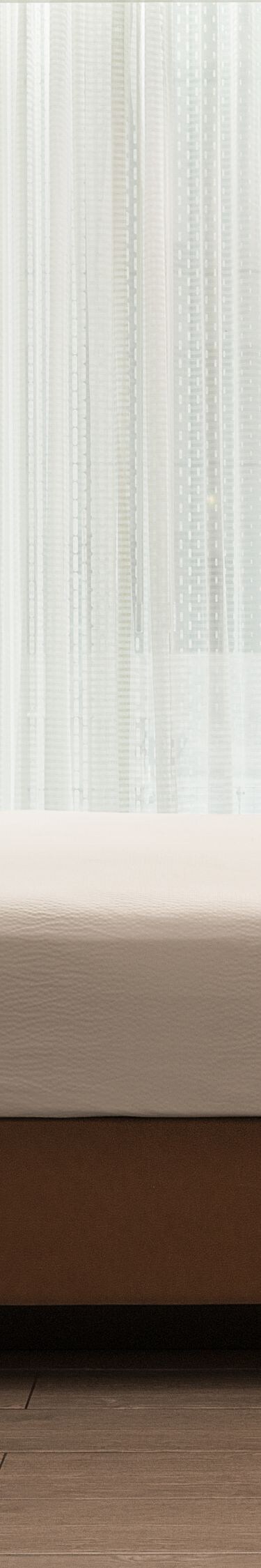 Cama tamaño King, sillón, armario y ventanas