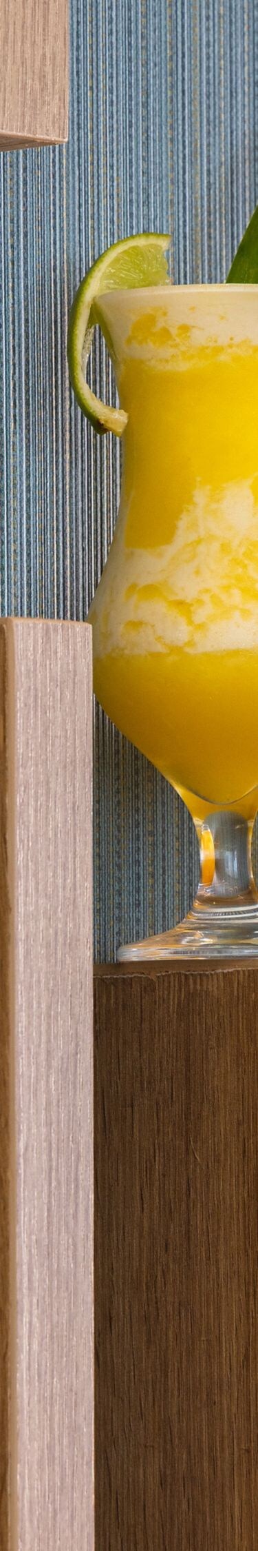 Dos cócteles naranja con decoración