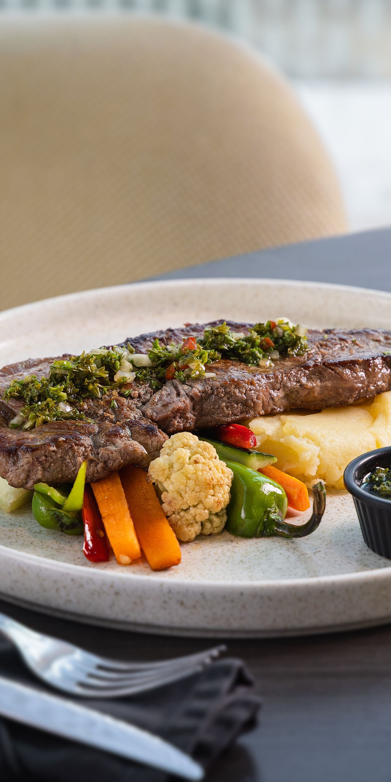 Chuleta de Nueva York con verduras y cerveza