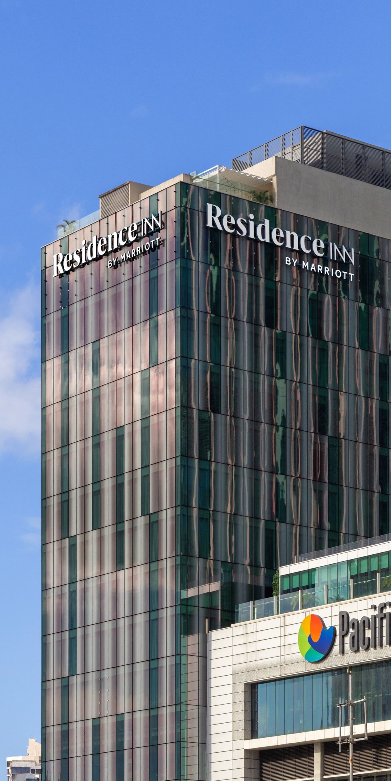 Exterior del hotel por el día