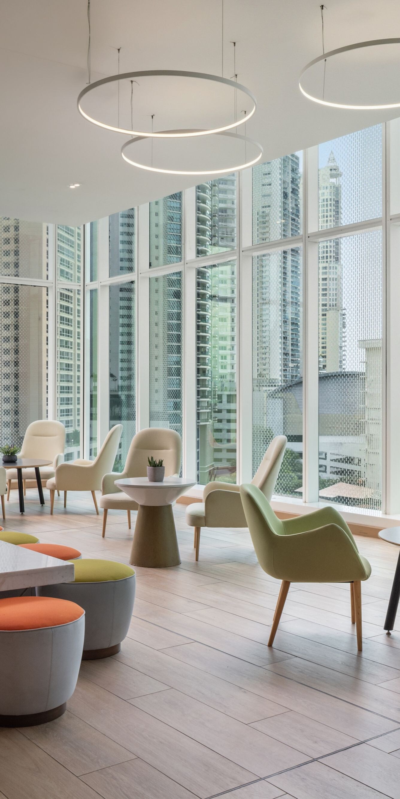 Asientos y ventanas del lounge con vista a la ciudad