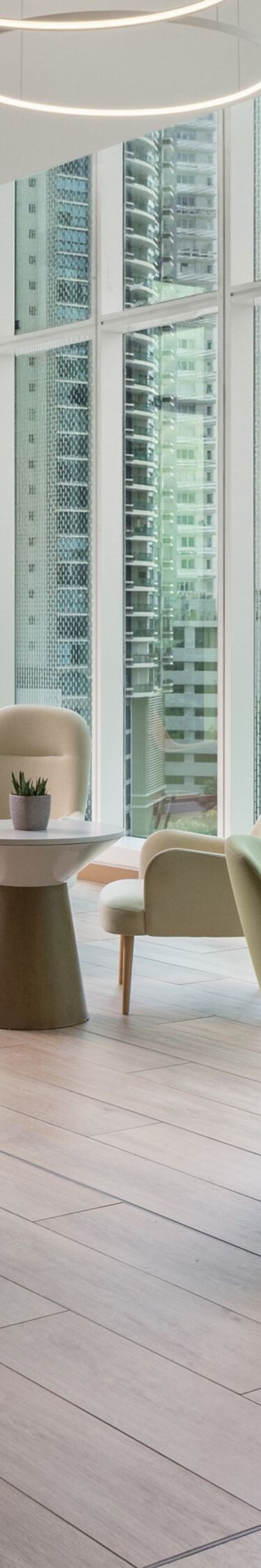 Asientos y ventanas del lounge con vista a la ciudad