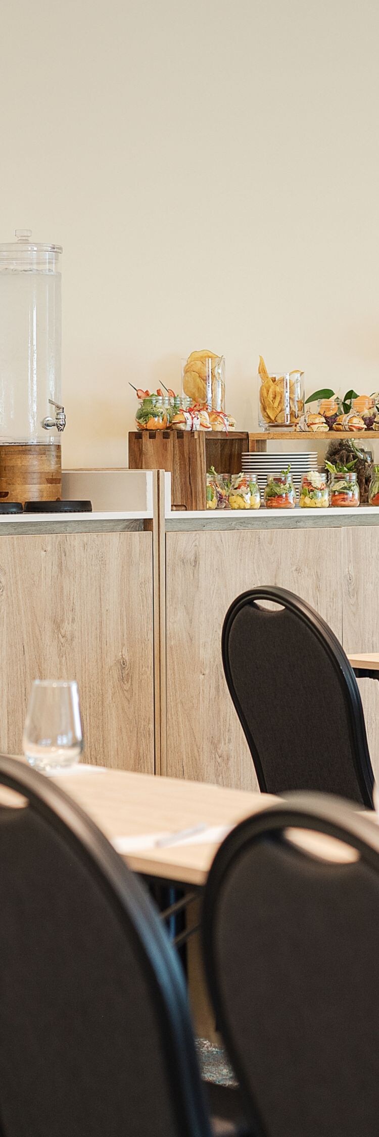 Filas de mesas y sillas en una sala de reuniones