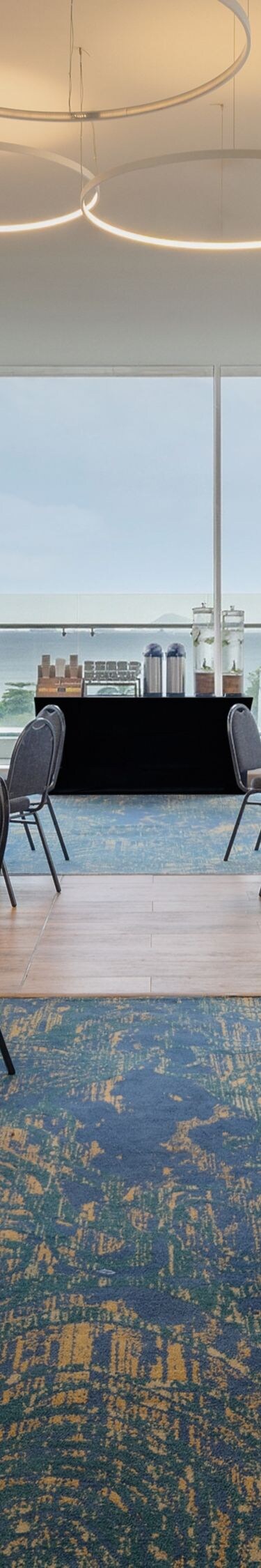 Sala de reuniones con mesas redondas y sillas