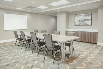 Sala de reuniones con mesa grande y ocho sillas