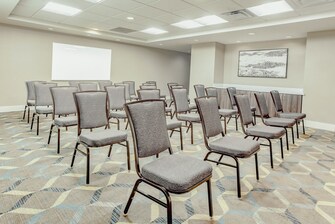 Filas de sillas en la sala de reuniones en disposición estilo teatro