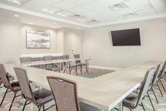 Sala de reuniones con mesa en disposición en forma de U.