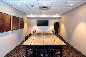 Mesa larga en la sala de reunión con monitor