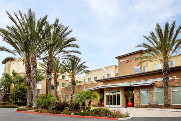 Exterior photo of the hotel with palm trees