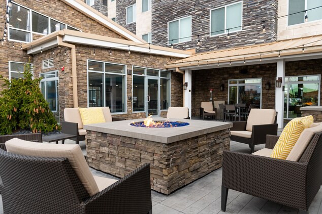Outdoor Patio & Fire Pit