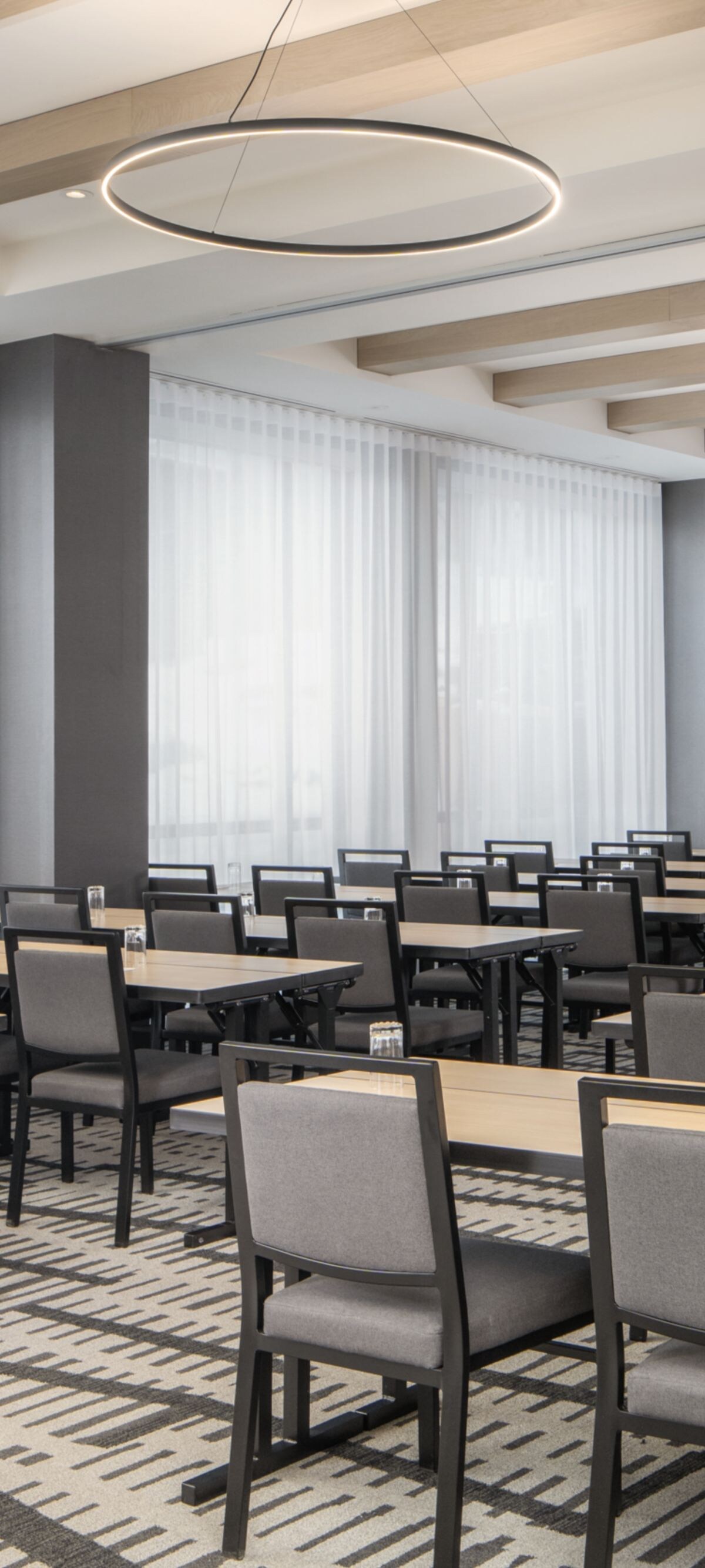 Salle dédiée aux évènements de l'hôtel avec chaises