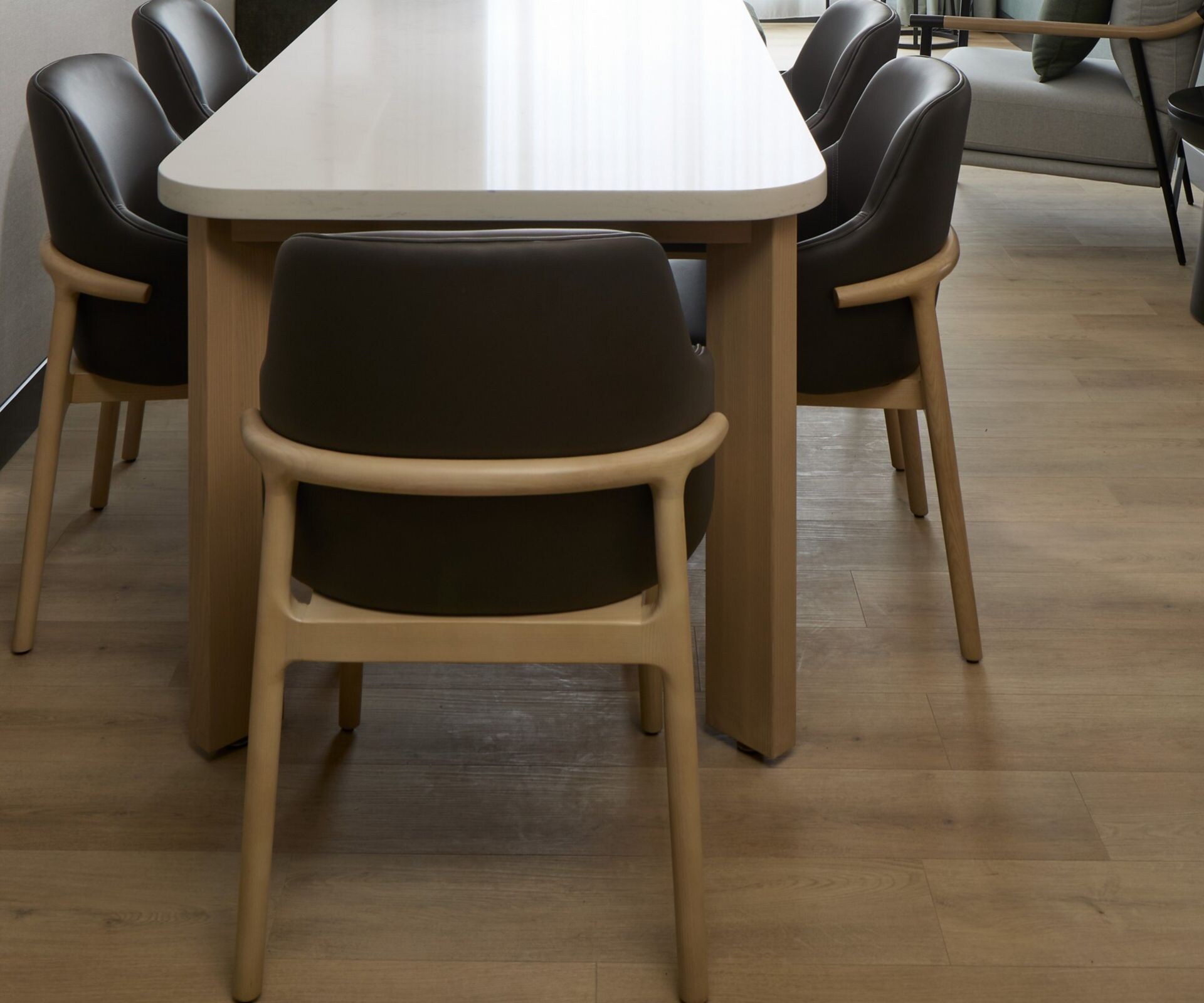 Table à manger moderne dans une suite
