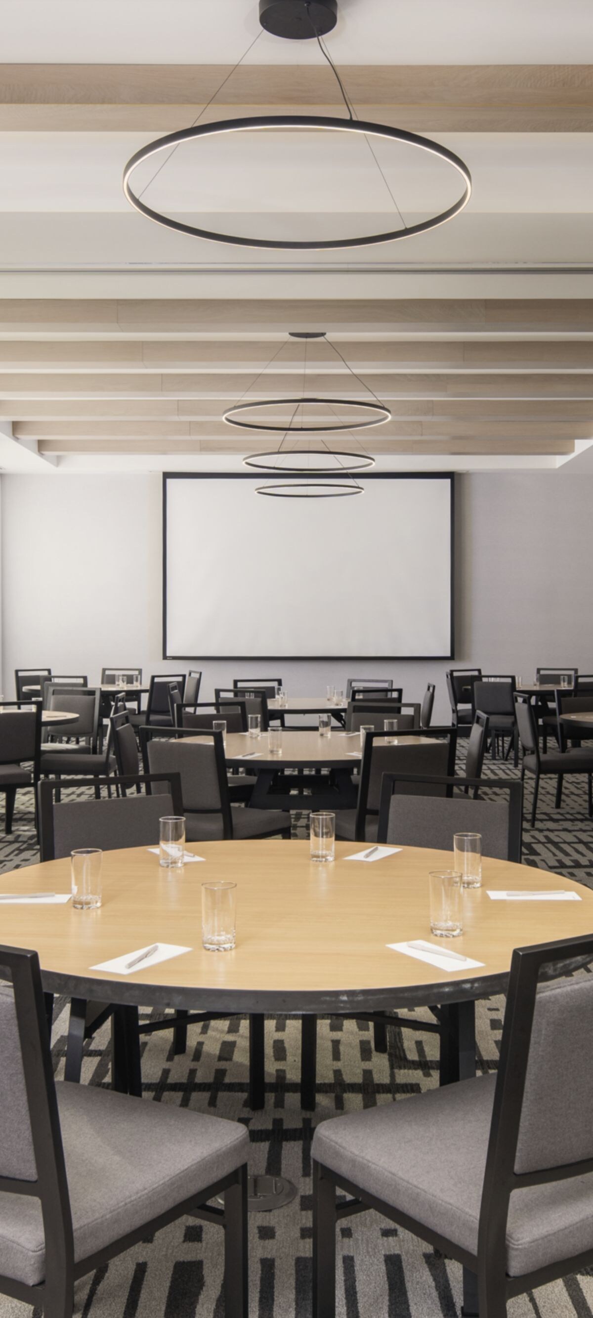 salle de réunion de l’hôtel avec tables