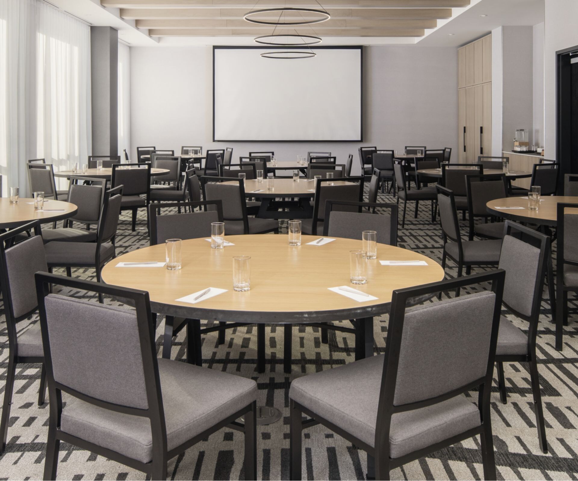 salle de réunion de l’hôtel avec tables
