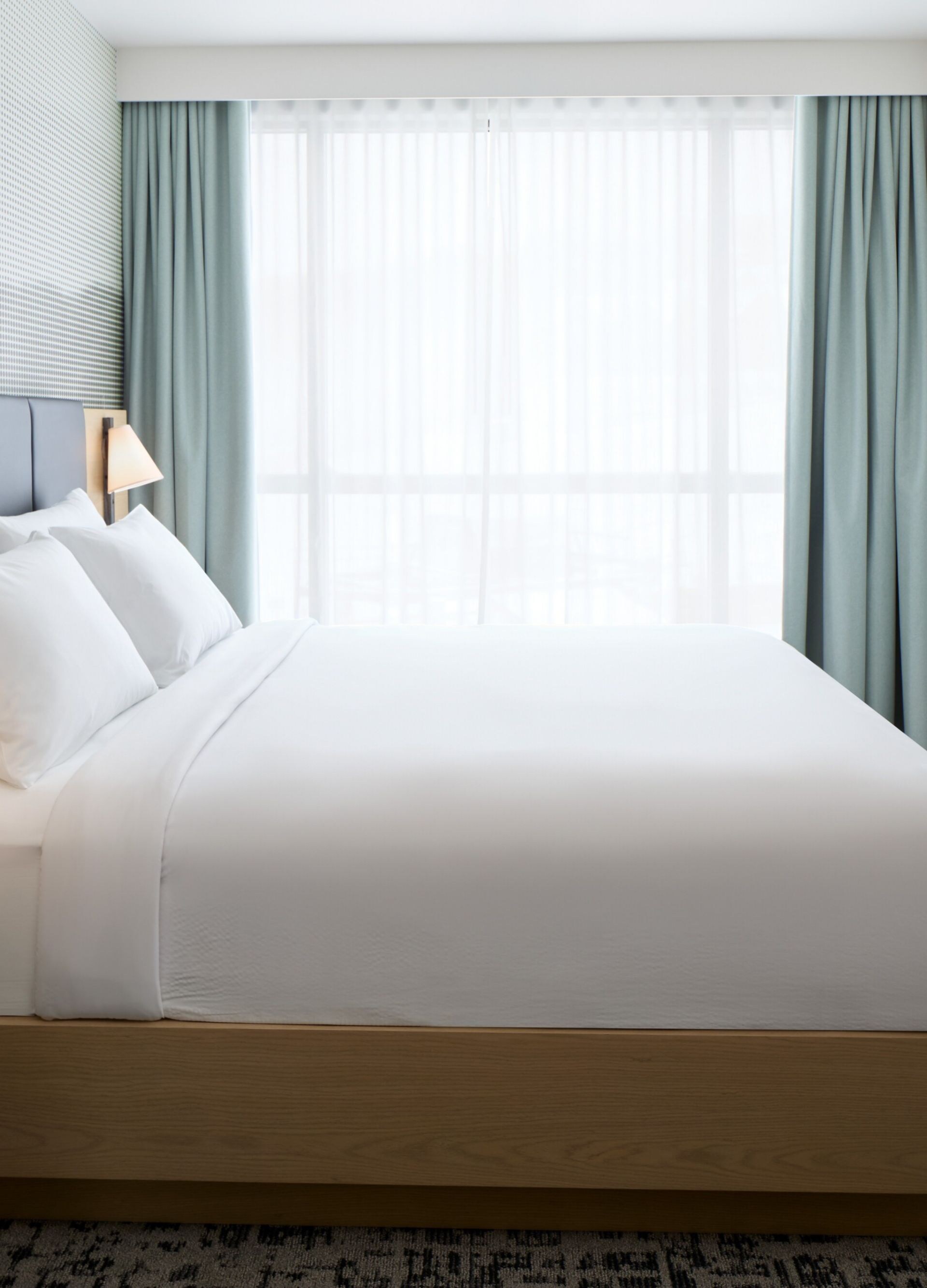 Chambre d'hôtel avec un lit queen size
