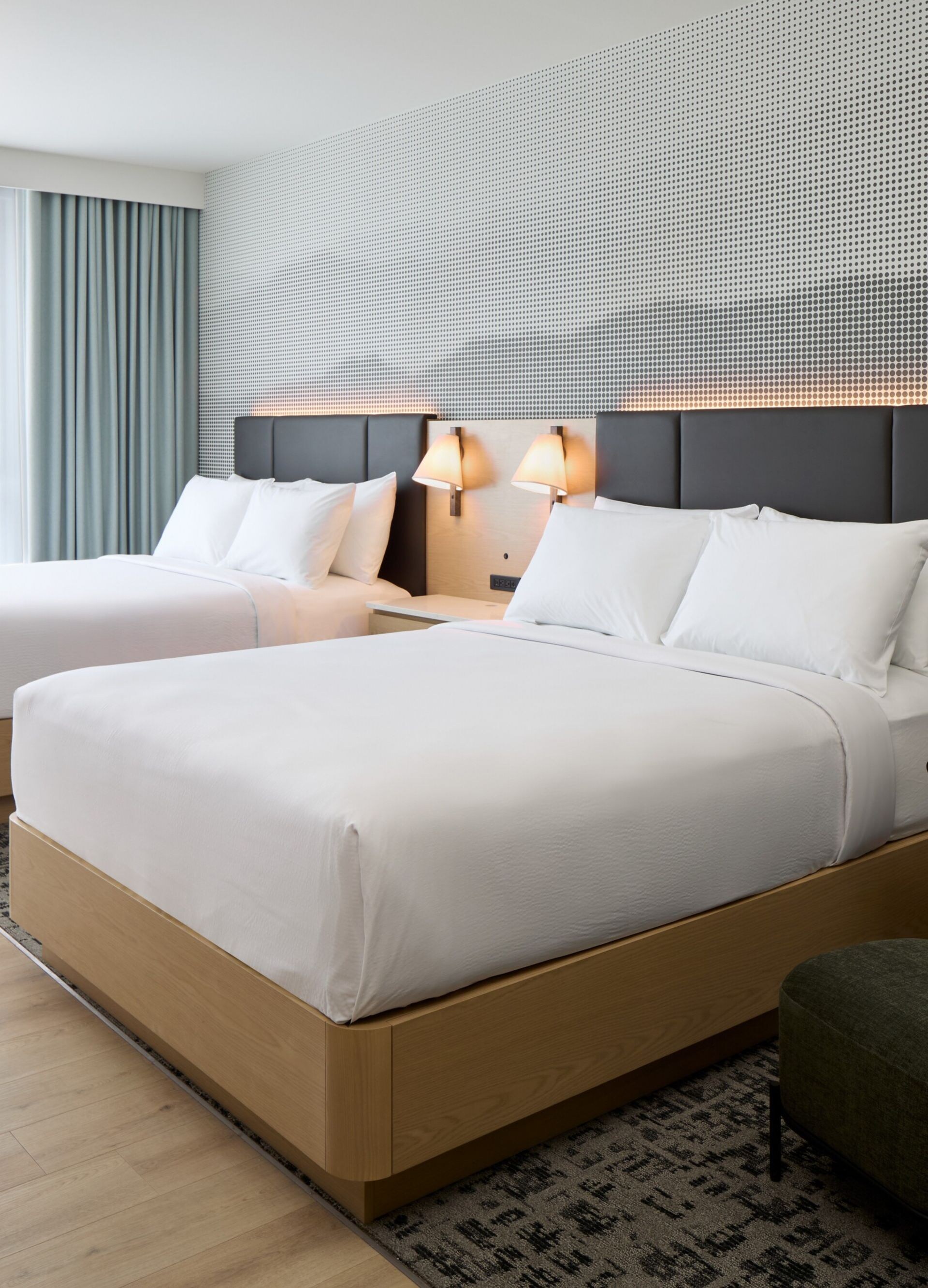 Chambre à deux lits queen size avec lumière naturelle