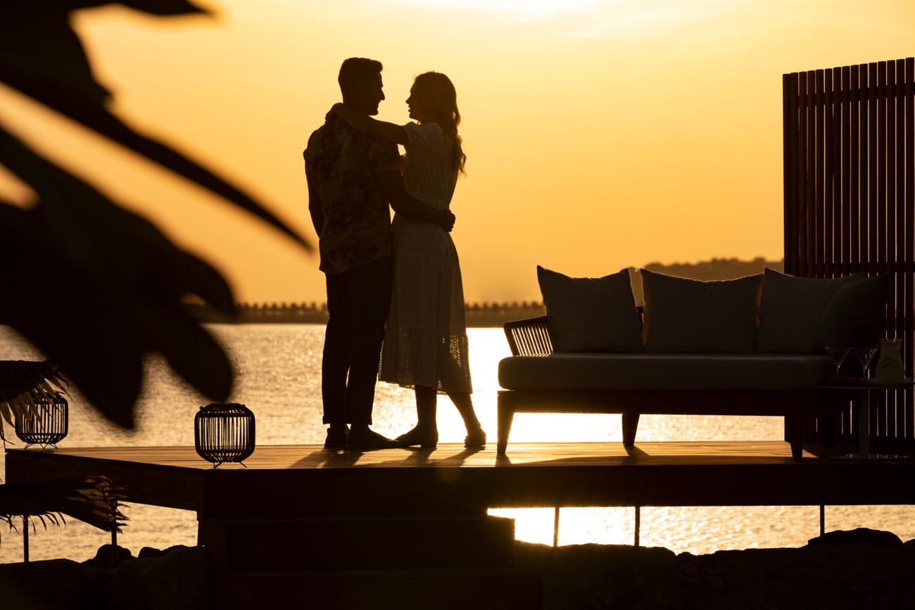 Ein Paar auf der Terrasse der Villa mit Meerblick