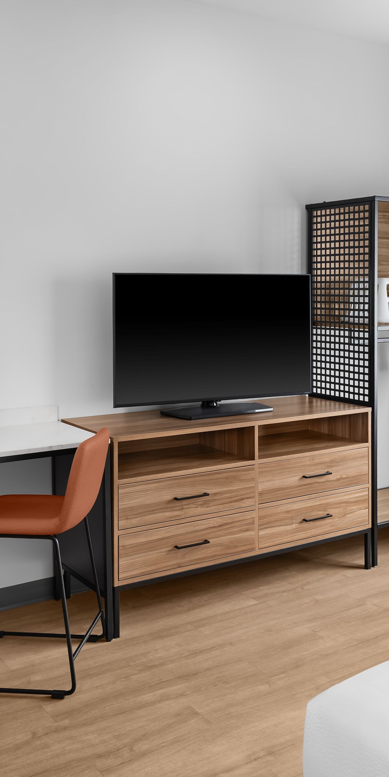 One Queen Accessible Guest Room - TV and Desk