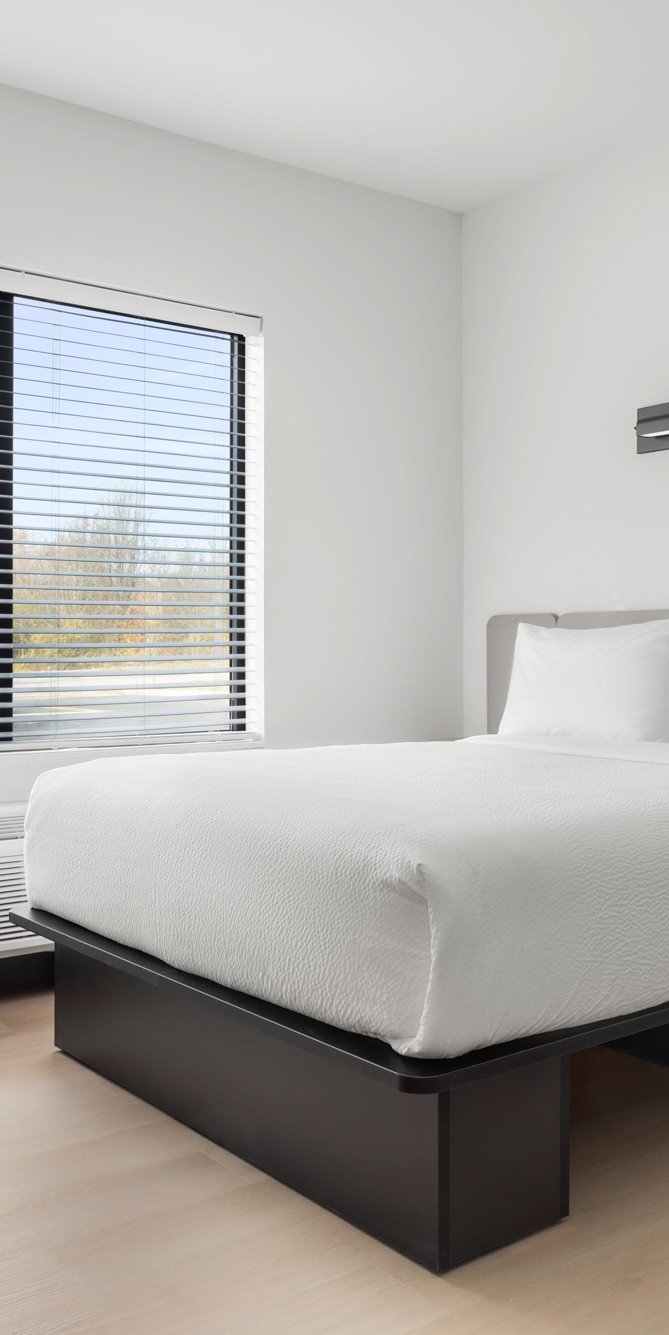 Queen guest room with bed and seating