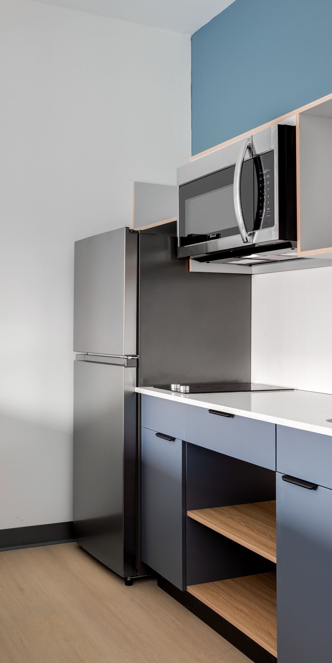 Queen guest room kitchenette with sink