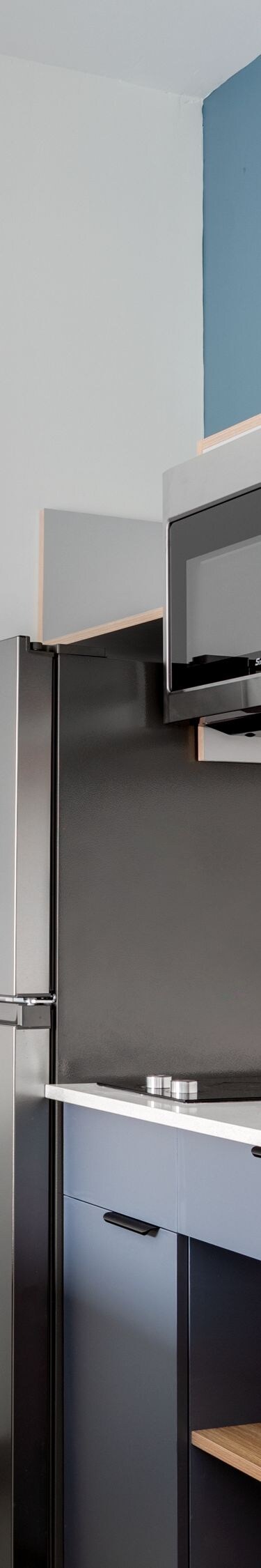 Queen guest room kitchenette with sink