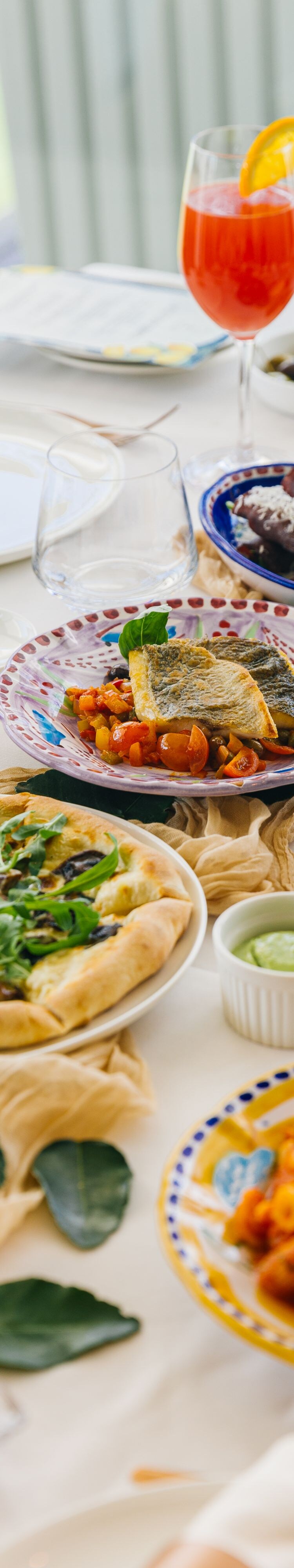 مائدة إفطار متأخر فاخرة من مأكولات البحر الأبيض المتوسط