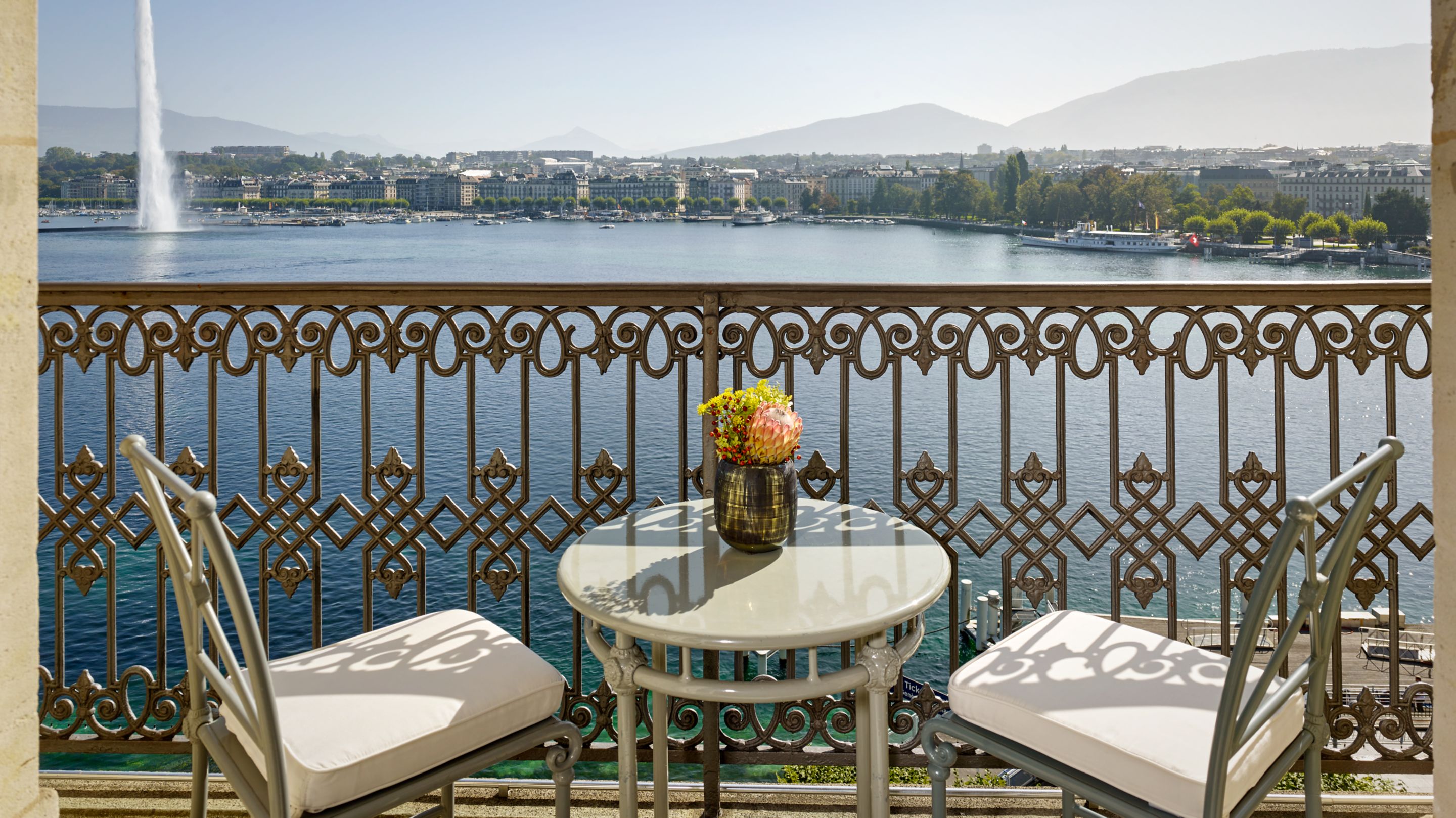 Balkon mit Blick auf den Genfer See und den Jet d'Eau
