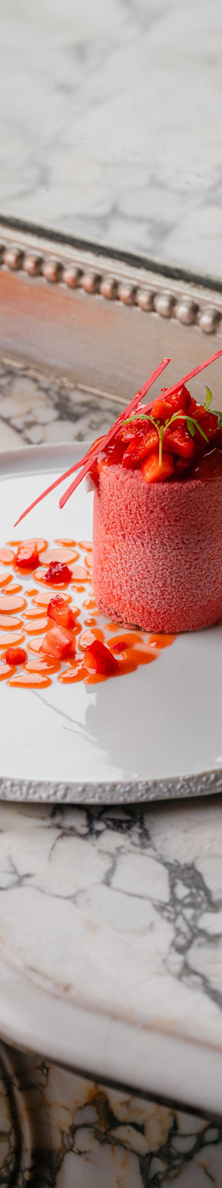 dessert aux fraises sur un comptoir en marbre