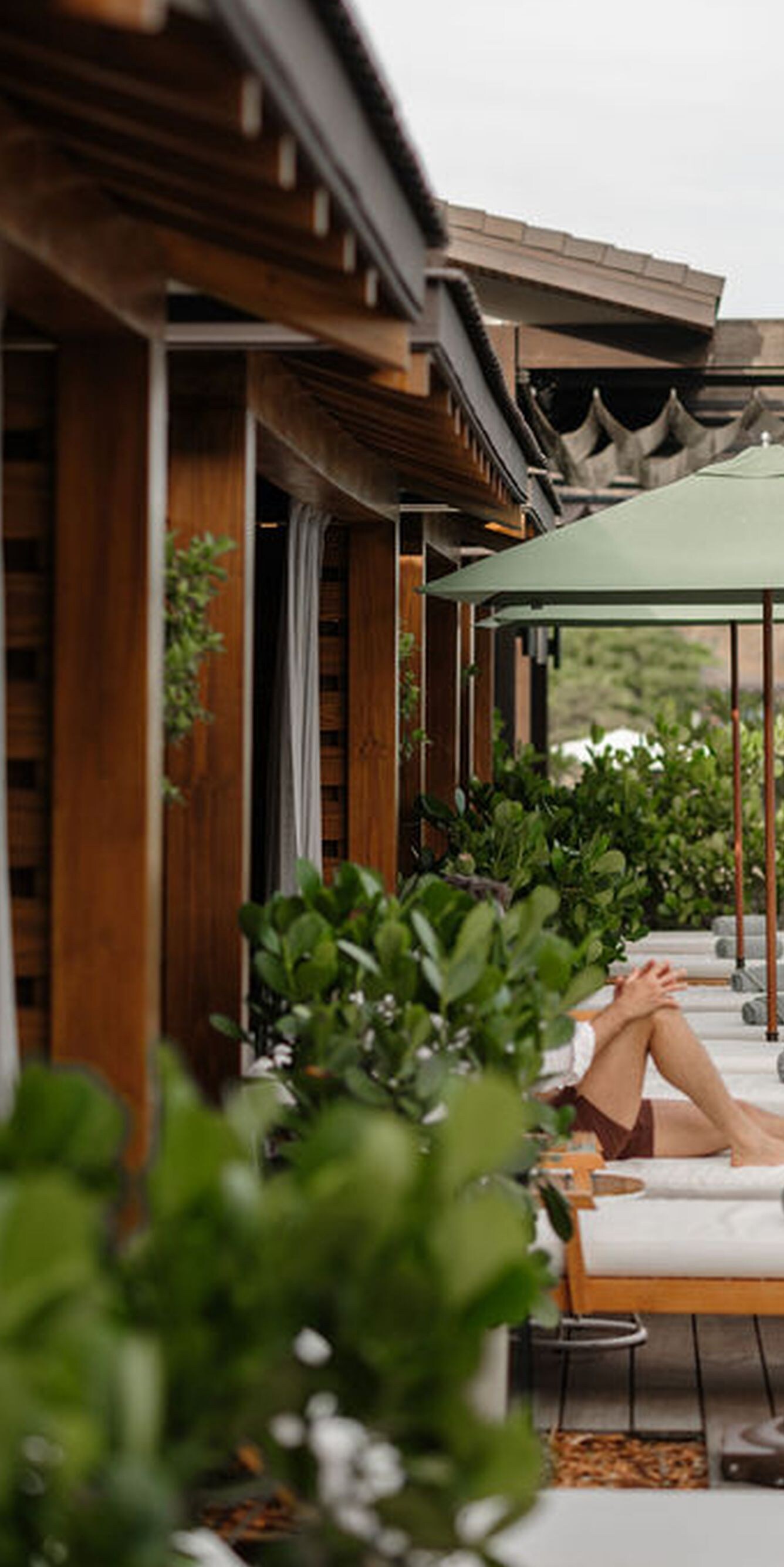 Mujer caminando por la terraza de la piscina 