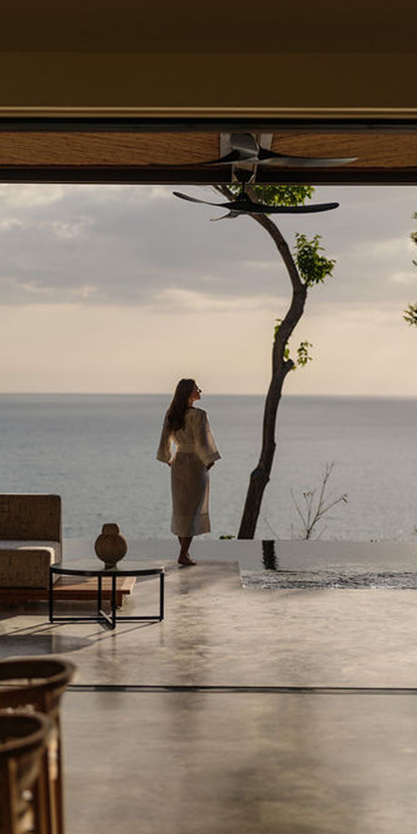 huésped junto a la piscina privada de la villa 
