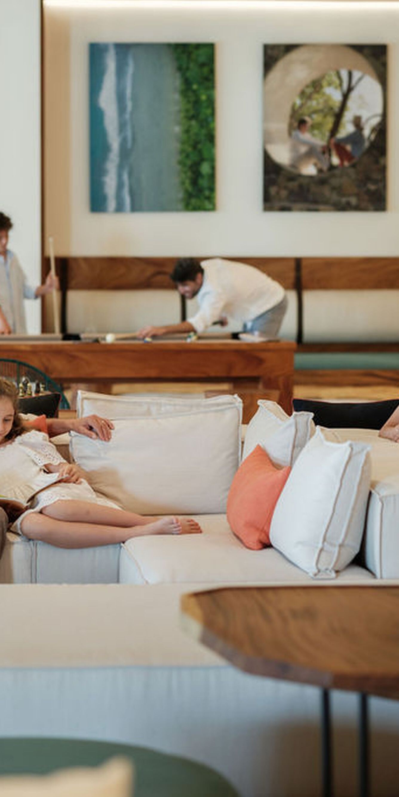 Familia relajándose en el amplio lounge de la villa 
