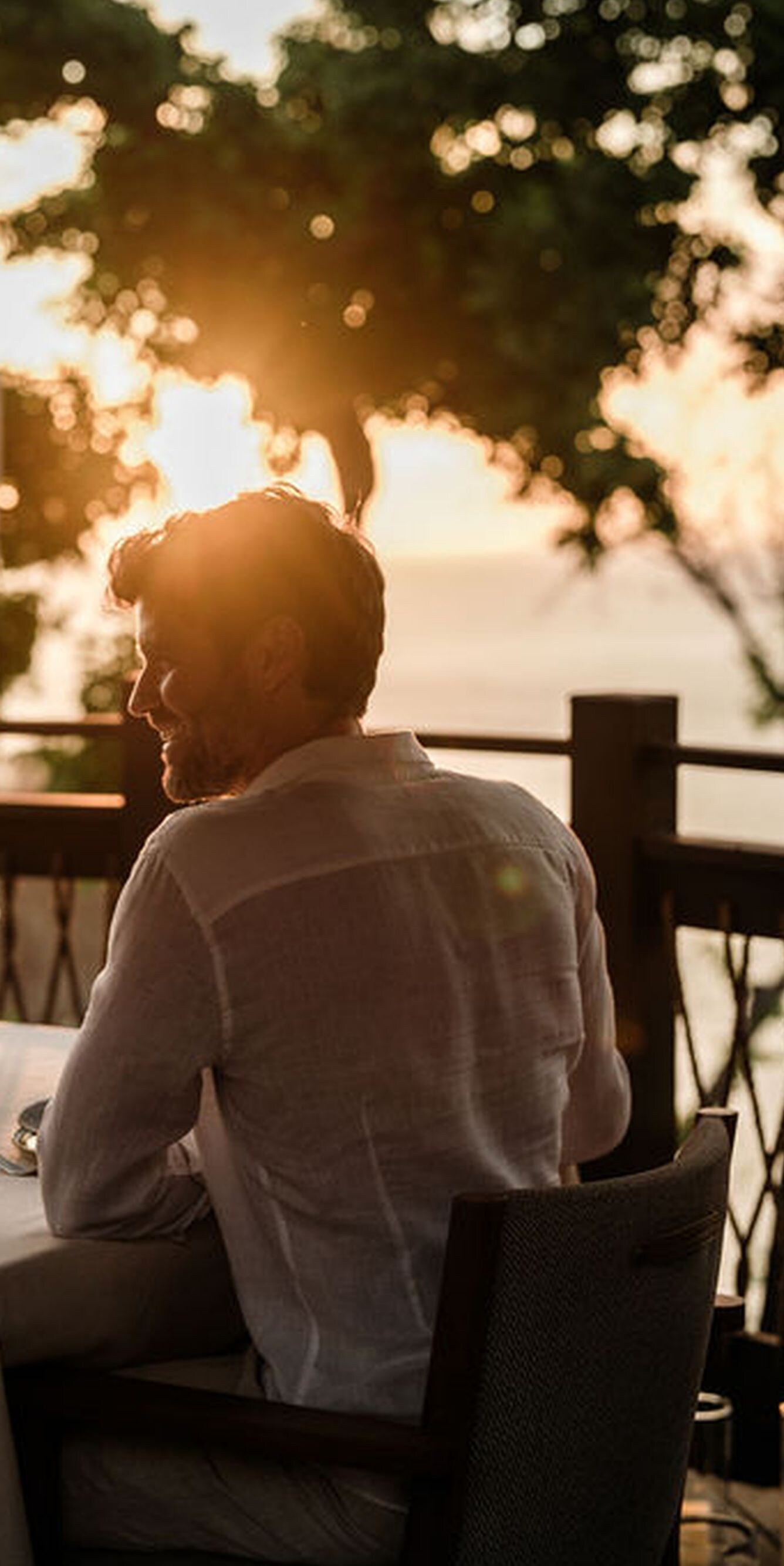 Una pareja cenando en una terraza con vista a mar