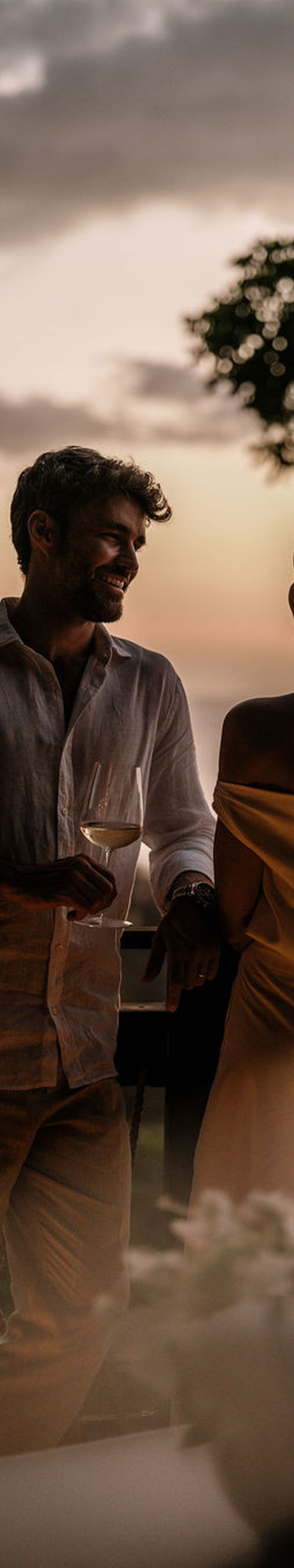 Pareja compartiendo un momento tranquilo con vino durante una p