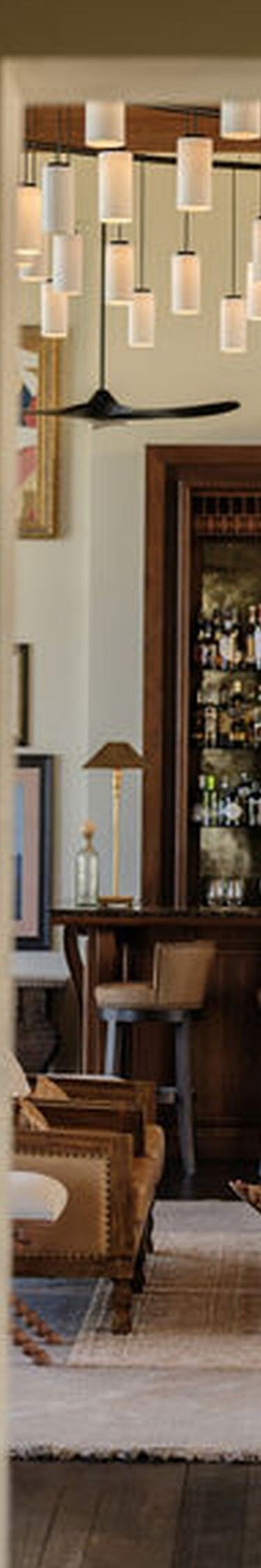 Lounge con barra y pareja en el sofá